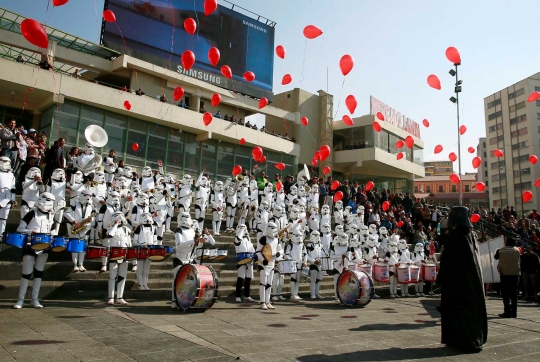 Ketika Darth Vader dan prajuritnya tampil jadi marching band