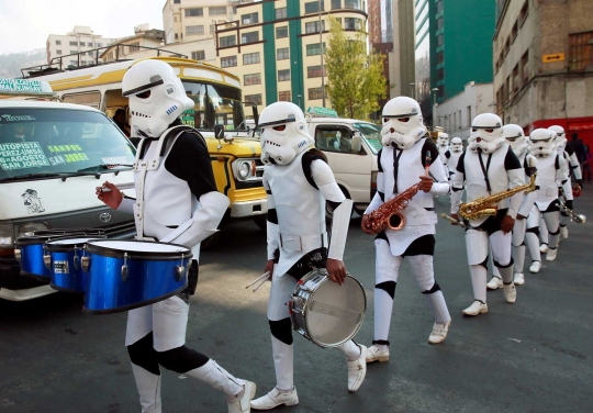 Ketika Darth Vader dan prajuritnya tampil jadi marching band