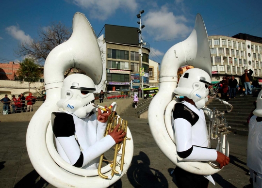 Ketika Darth Vader dan prajuritnya tampil jadi marching band