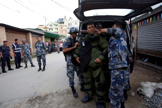 Momen mendebarkan polisi Nepal jinakkan bom di sekolah