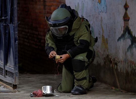 Momen mendebarkan polisi Nepal jinakkan bom di sekolah