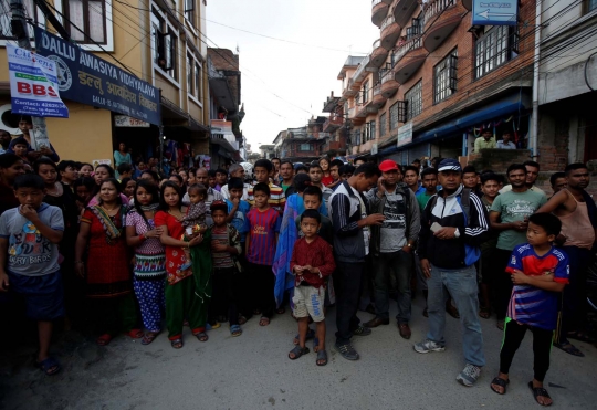 Momen mendebarkan polisi Nepal jinakkan bom di sekolah