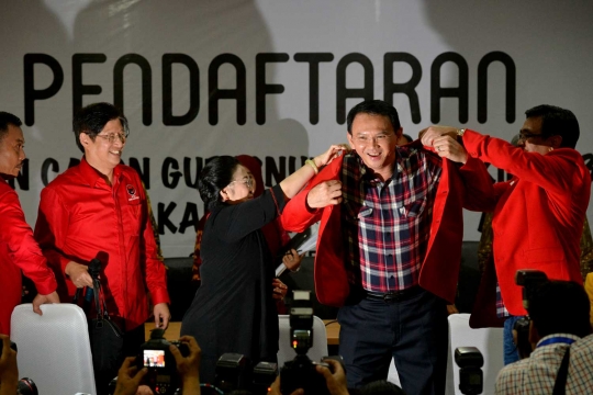 Momen Megawati saat pakaikan jas merah ke Ahok usai daftar ke KPU