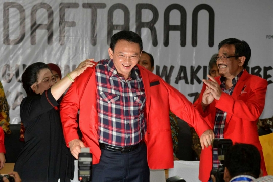 Momen Megawati saat pakaikan jas merah ke Ahok usai daftar ke KPU