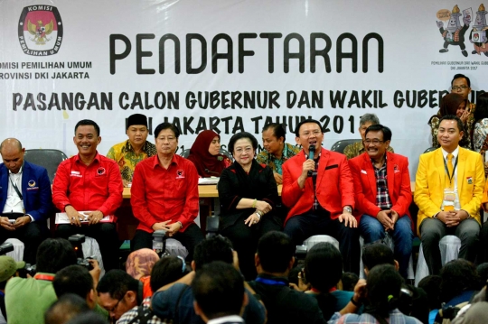 Momen Megawati saat pakaikan jas merah ke Ahok usai daftar ke KPU