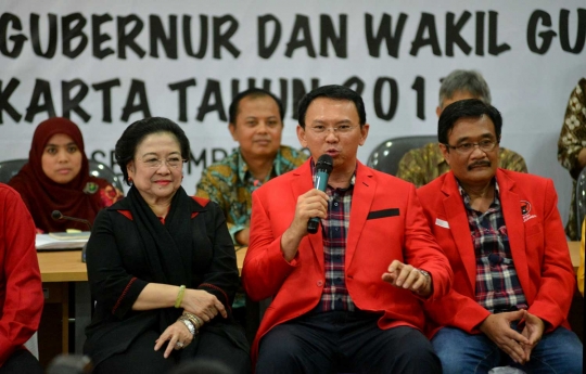 Momen Megawati saat pakaikan jas merah ke Ahok usai daftar ke KPU