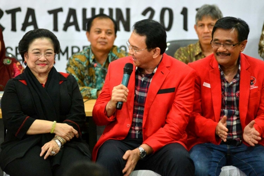 Momen Megawati saat pakaikan jas merah ke Ahok usai daftar ke KPU