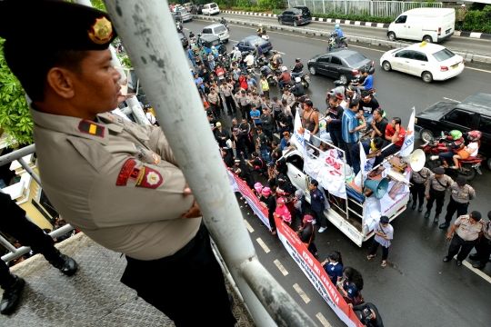Massa tolak pencalonan Ahok geruduk KPU DKI Jakarta