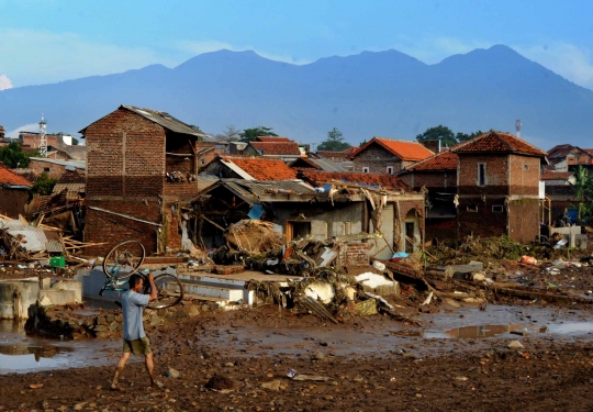 Duka korban banjir bandang Garut mengais sisa harta benda