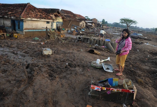 Duka korban banjir bandang Garut mengais sisa harta benda