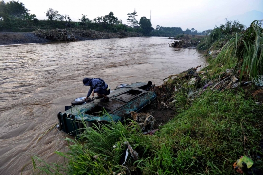 Duka korban banjir bandang Garut mengais sisa harta benda