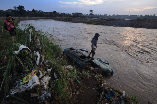 Duka korban banjir bandang Garut mengais sisa harta benda