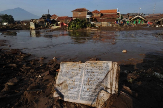 Duka korban banjir bandang Garut mengais sisa harta benda