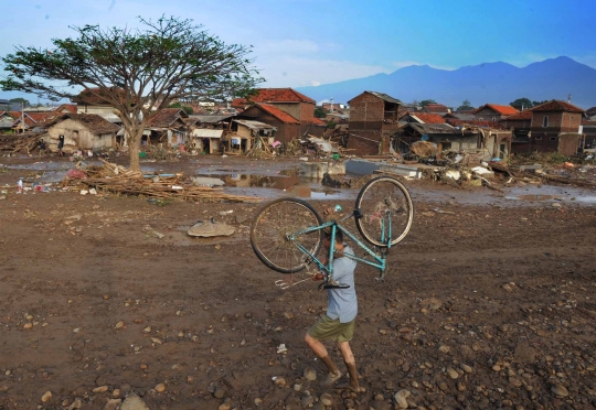 Duka korban banjir bandang Garut mengais sisa harta benda