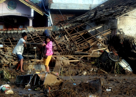 Duka korban banjir bandang Garut mengais sisa harta benda