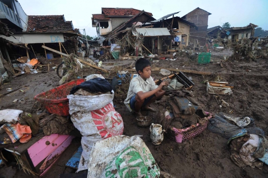 Duka korban banjir bandang Garut mengais sisa harta benda