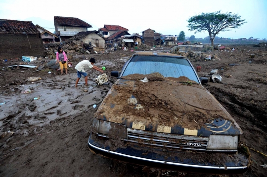 Duka korban banjir bandang Garut mengais sisa harta benda