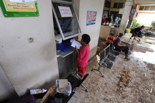 Semangat relawan gotong-royong bersihkan lumpur di RSUD Garut