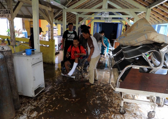 Semangat relawan gotong-royong bersihkan lumpur di RSUD Garut