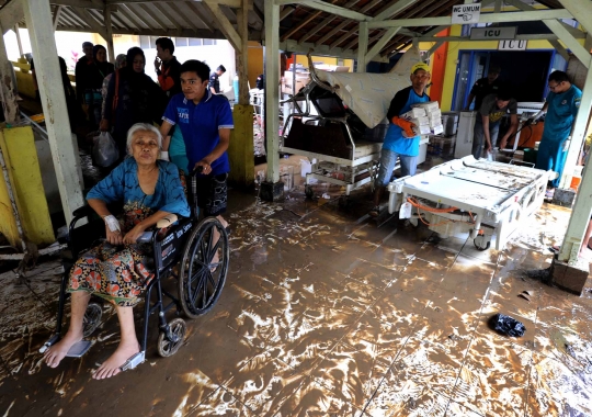 Semangat relawan gotong-royong bersihkan lumpur di RSUD Garut