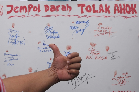 Aksi tolak Ahok lewat cap jempol darah