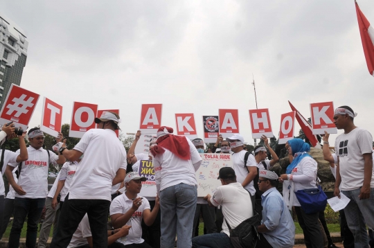 Aksi tolak Ahok lewat cap jempol darah