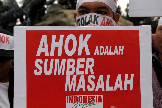 Aksi tolak Ahok lewat cap jempol darah