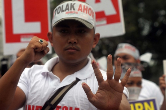 Aksi tolak Ahok lewat cap jempol darah