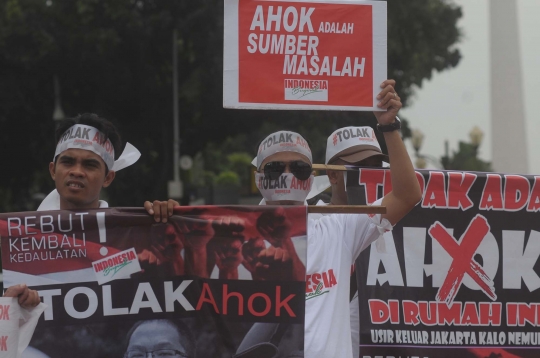 Aksi tolak Ahok lewat cap jempol darah