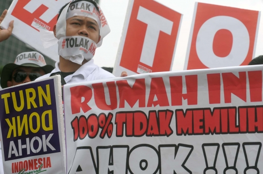 Aksi tolak Ahok lewat cap jempol darah