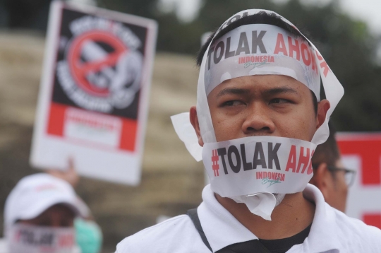 Aksi tolak Ahok lewat cap jempol darah