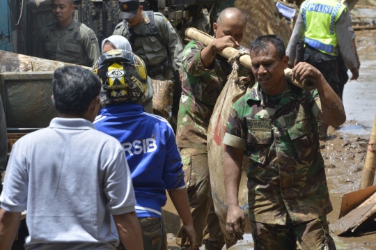 Aksi prajurit TNI bantu korban banjir bandang di Garut