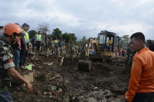 Aksi prajurit TNI bantu korban banjir bandang di Garut