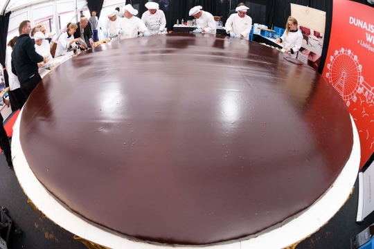 Mencicipi kelezatan kue cokelat terbesar sedunia