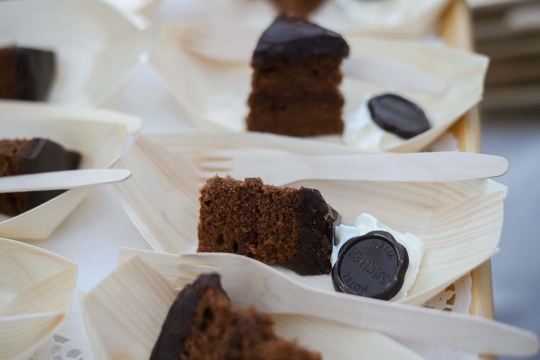 Mencicipi kelezatan kue cokelat terbesar sedunia