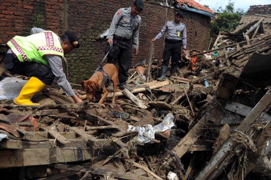 Polda Jabar kerahkan anjing K-9 cari korban hilang banjir Garut