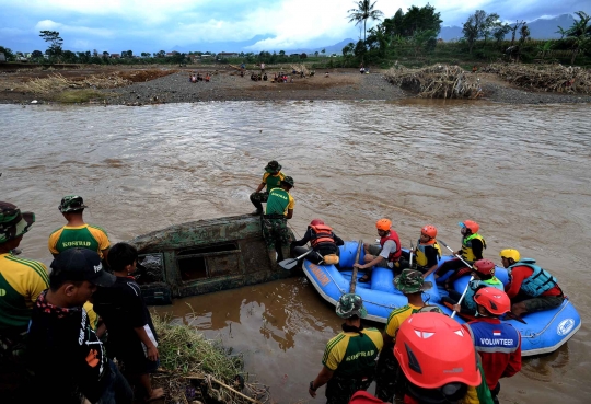 Aksi Kostrad dan relawan bahu-membahu cari korban banjir Garut