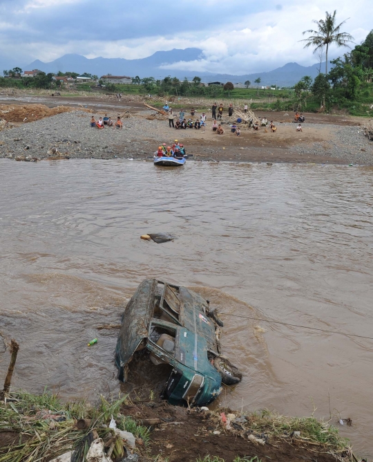 Aksi Kostrad dan relawan bahu-membahu cari korban banjir Garut