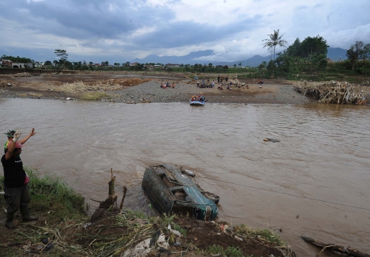 Aksi Kostrad dan relawan bahu-membahu cari korban banjir Garut