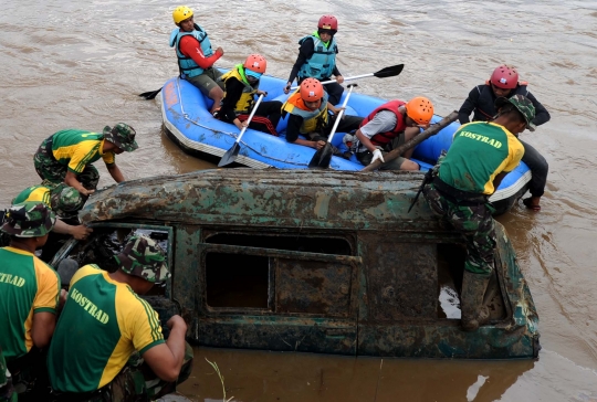 Aksi Kostrad dan relawan bahu-membahu cari korban banjir Garut