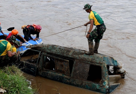 Aksi Kostrad dan relawan bahu-membahu cari korban banjir Garut