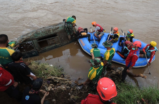 Aksi Kostrad dan relawan bahu-membahu cari korban banjir Garut