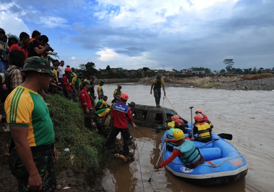 Aksi Kostrad dan relawan bahu-membahu cari korban banjir Garut