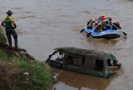 Aksi Kostrad dan relawan bahu-membahu cari korban banjir Garut