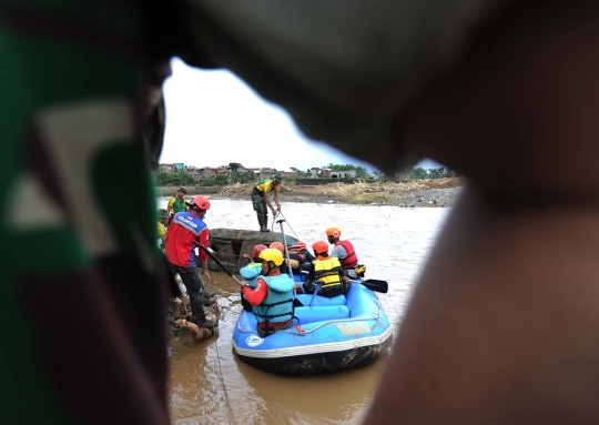 Aksi Kostrad dan relawan bahu-membahu cari korban banjir Garut