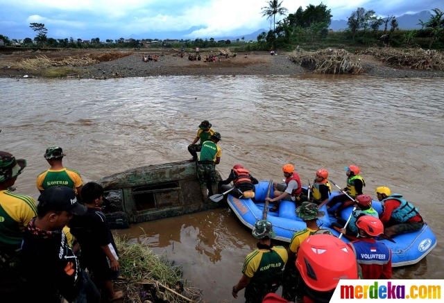 Aksi Kostrad dan relawan bahu-membahu cari korban banjir Garut - merdeka.com