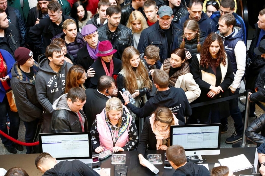 Antusiasme warga Rusia serbu penjualan perdana iPhone 7