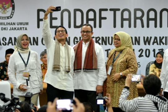 Gaya selfie Anies-Sandiaga usai daftar jadi Cagub-Cawagub DKI