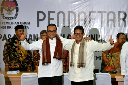 Gaya selfie Anies-Sandiaga usai daftar jadi Cagub-Cawagub DKI