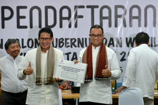 Gaya selfie Anies-Sandiaga usai daftar jadi Cagub-Cawagub DKI